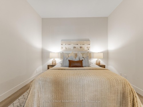 402-5 St Joseph Street, Toronto, ON - Indoor Photo Showing Bedroom