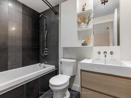 402-5 St Joseph Street, Toronto, ON - Indoor Photo Showing Bathroom