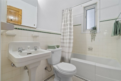 Bathroom - 571 Av. De La Salle, Montréal (Mercier/Hochelaga-Maisonneuve), QC - Indoor Photo Showing Bathroom