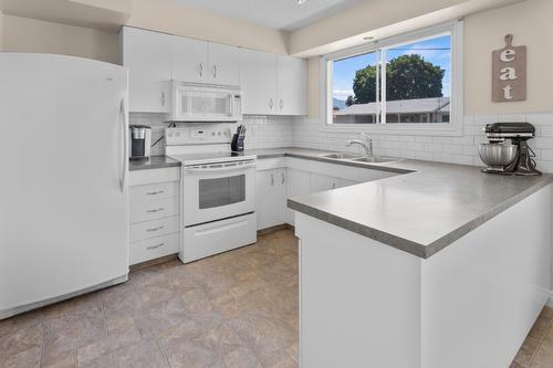 1508 Scott Street, Creston, BC - Indoor Photo Showing Kitchen With Double Sink