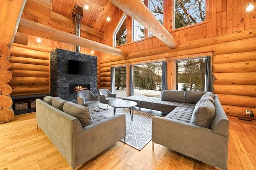 Salon - 365 Ch. Martin-Prévost, Sainte-Béatrix, QC - Indoor Photo Showing Living Room With Fireplace