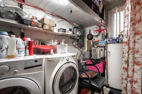Salle de lavage - 7461 Av. De L'Épée, Montréal (Villeray/Saint-Michel/Parc-Extension), QC - Indoor Photo Showing Laundry Room