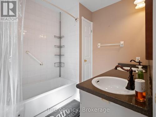 105 Calla Terrace, Welland (Prince Charles), ON - Indoor Photo Showing Bathroom