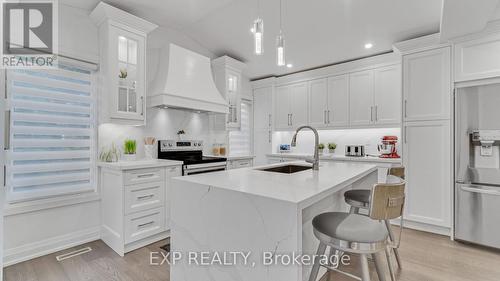 7159 Spyglass Crescent, Mississauga, ON - Indoor Photo Showing Kitchen With Upgraded Kitchen