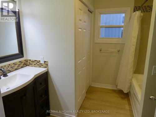 52 Mccormick Street, Welland (Prince Charles), ON - Indoor Photo Showing Bathroom