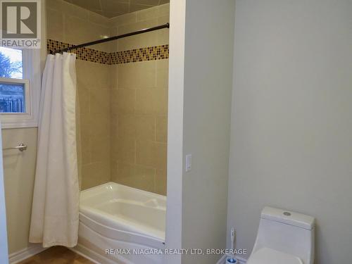 52 Mccormick Street, Welland (Prince Charles), ON - Indoor Photo Showing Bathroom