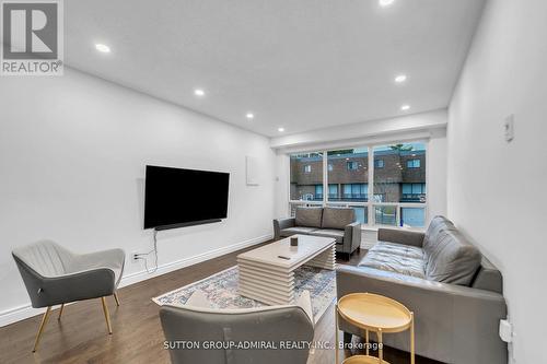 40 Stately Way, Markham, ON - Indoor Photo Showing Living Room