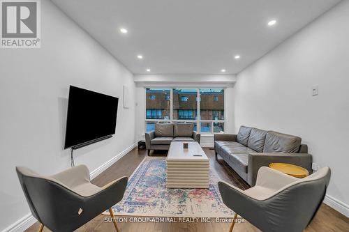 40 Stately Way, Markham, ON - Indoor Photo Showing Living Room
