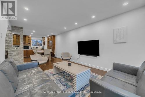40 Stately Way, Markham, ON - Indoor Photo Showing Living Room