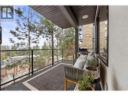 Balcony off the living room w. gas BBQ hook up - 