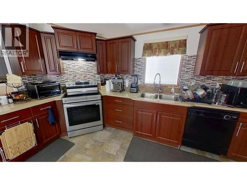 8125 85A Avenue, Fort St. John, BC - Indoor Photo Showing Kitchen With Double Sink