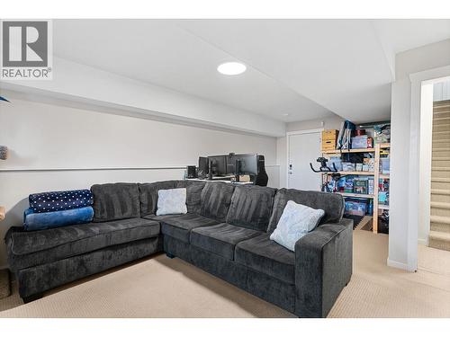 1355 Findlay Road Unit# 128, Kelowna, BC - Indoor Photo Showing Living Room