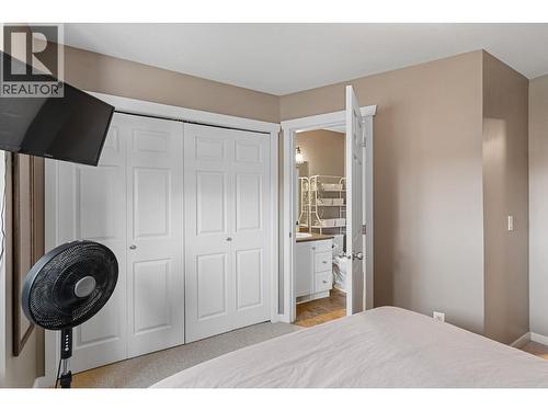 1355 Findlay Road Unit# 128, Kelowna, BC - Indoor Photo Showing Bedroom