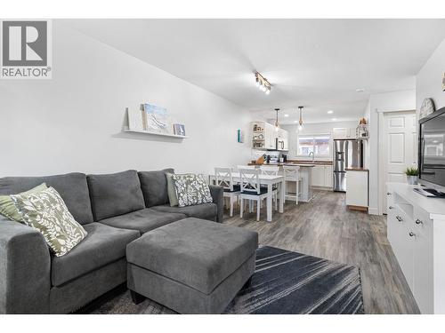 1355 Findlay Road Unit# 128, Kelowna, BC - Indoor Photo Showing Living Room
