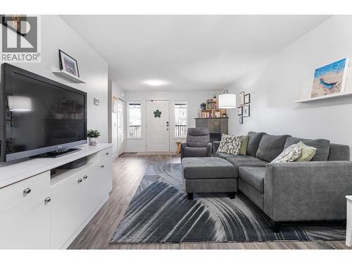 1355 Findlay Road Unit# 128, Kelowna, BC - Indoor Photo Showing Living Room