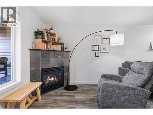 1355 Findlay Road Unit# 128, Kelowna, BC - Indoor Photo Showing Living Room With Fireplace
