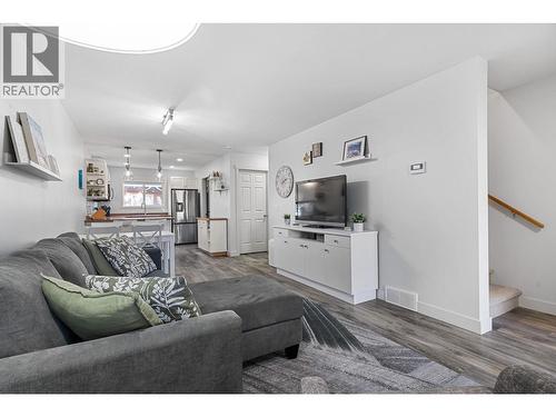 1355 Findlay Road Unit# 128, Kelowna, BC - Indoor Photo Showing Living Room