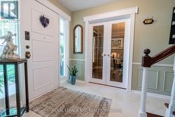 Lots of room in the front foyer - 