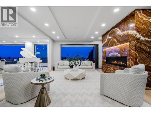 1123 Crestline Road, West Vancouver, BC - Indoor Photo Showing Living Room With Fireplace