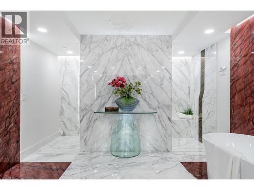 1123 Crestline Road, West Vancouver, BC - Indoor Photo Showing Bathroom
