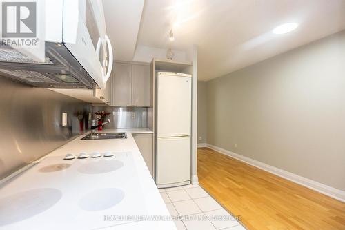 951 - 111 Elizabeth Street, Toronto, ON - Indoor Photo Showing Kitchen