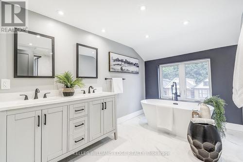 32 Cumberland Avenue, Hamilton, ON - Indoor Photo Showing Bathroom