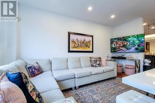 5680 Longboat Avenue, Mississauga, ON - Indoor Photo Showing Living Room