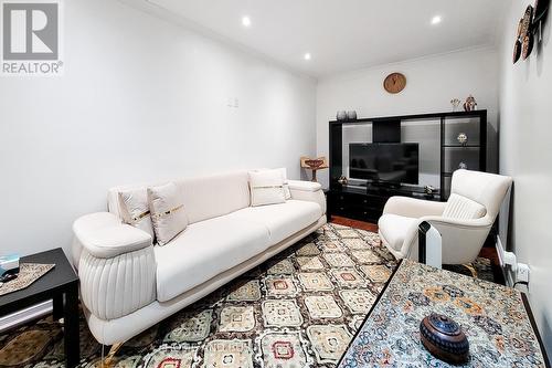 5680 Longboat Avenue, Mississauga, ON - Indoor Photo Showing Living Room