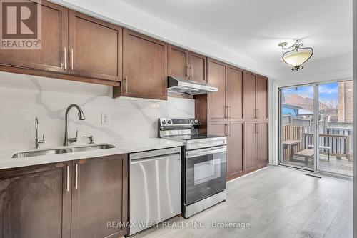 3865 Allcroft Road, Mississauga, ON - Indoor Photo Showing Kitchen With Double Sink