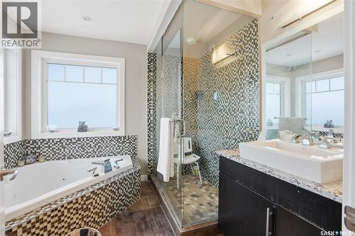 215 Beechwood Crescent, Saskatoon, SK - Indoor Photo Showing Bathroom