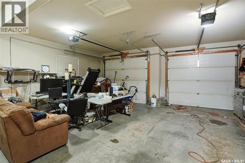 215 Beechwood Crescent, Saskatoon, SK - Indoor Photo Showing Garage