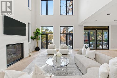 1380 Birchwood Heights Drive, Mississauga, ON - Indoor Photo Showing Living Room With Fireplace