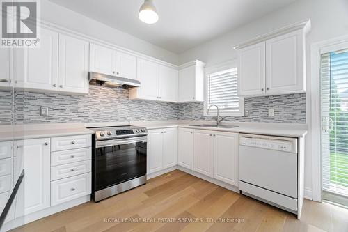 3896 Bloomington Crescent, Mississauga, ON - Indoor Photo Showing Kitchen With Upgraded Kitchen