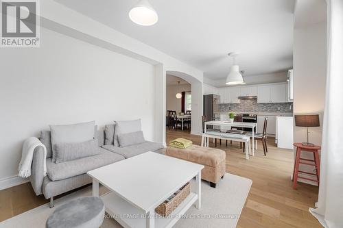 3896 Bloomington Crescent, Mississauga, ON - Indoor Photo Showing Living Room