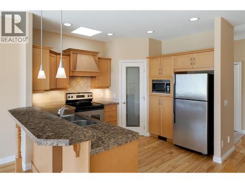 371 Mccarren Avenue, Kelowna, BC - Indoor Photo Showing Kitchen With Double Sink With Upgraded Kitchen