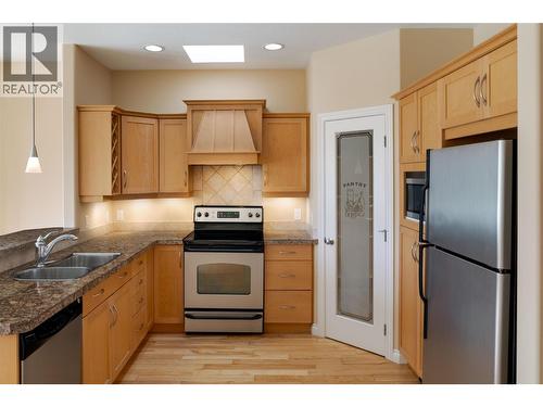 371 Mccarren Avenue, Kelowna, BC - Indoor Photo Showing Kitchen With Double Sink