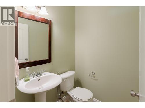 371 Mccarren Avenue, Kelowna, BC - Indoor Photo Showing Bathroom
