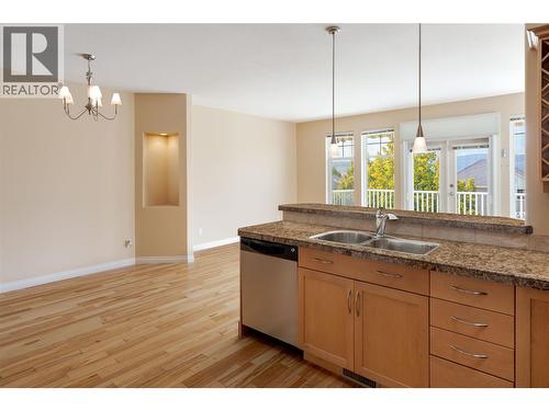 371 Mccarren Avenue, Kelowna, BC - Indoor Photo Showing Kitchen With Double Sink