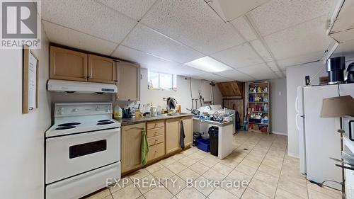 26 Ramsey Crescent, Hamilton, ON - Indoor Photo Showing Kitchen With Double Sink