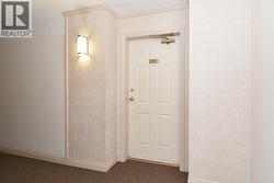 Entrance to apartment - 