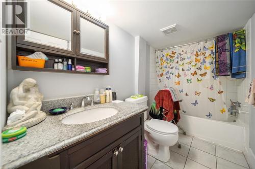 863 Devine Street, Sarnia, ON - Indoor Photo Showing Bathroom
