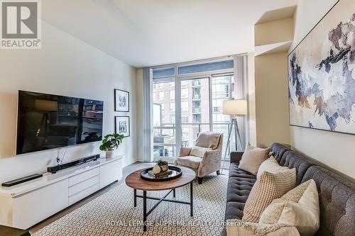 619 - 825 Church Street, Toronto, ON - Indoor Photo Showing Living Room