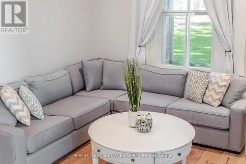 368 Main Street, King, ON - Indoor Photo Showing Living Room