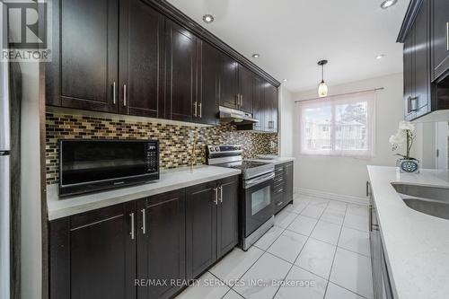 11 Juliette Square, Brampton, ON - Indoor Photo Showing Kitchen With Double Sink With Upgraded Kitchen