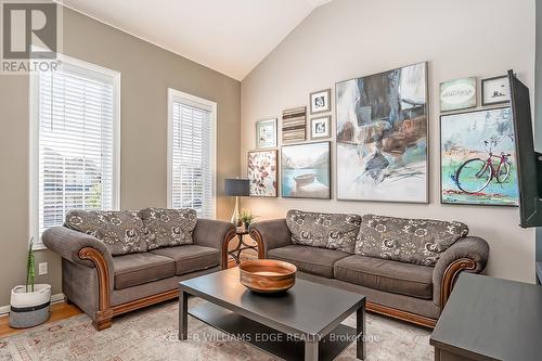 5586 Churchill Meadows Boulevard, Mississauga, ON - Indoor Photo Showing Living Room