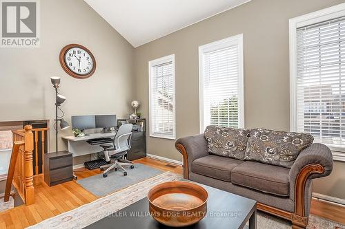5586 Churchill Meadows Boulevard, Mississauga, ON - Indoor Photo Showing Living Room