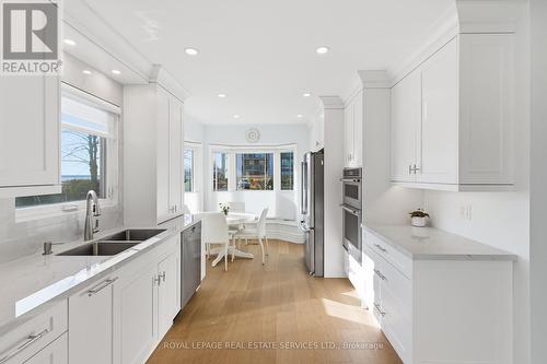 27 Southaven Place, Oakville, ON - Indoor Photo Showing Kitchen With Double Sink With Upgraded Kitchen