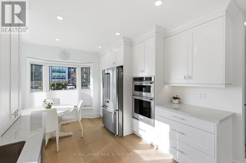 27 Southaven Place, Oakville, ON - Indoor Photo Showing Kitchen