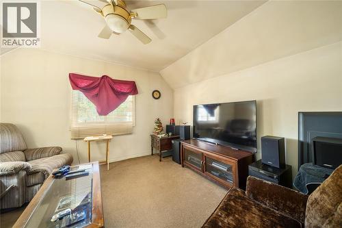 404 Russell Street, Sarnia, ON - Indoor Photo Showing Living Room