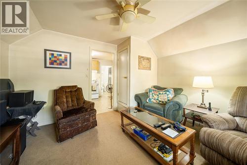 404 Russell Street, Sarnia, ON - Indoor Photo Showing Living Room